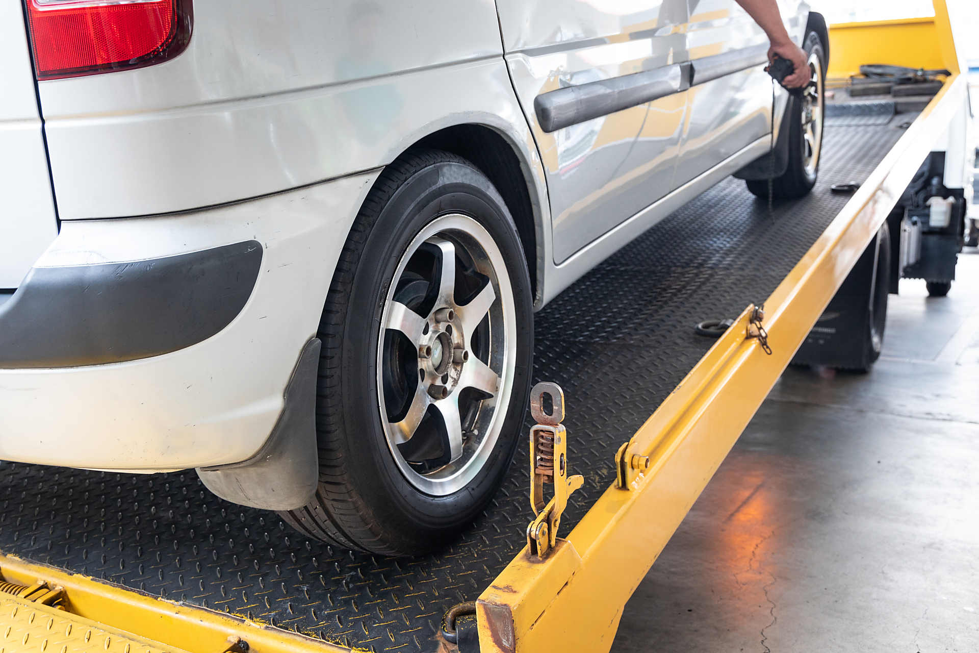 動かせない車はレッカーにて無料で引き取りに伺います！